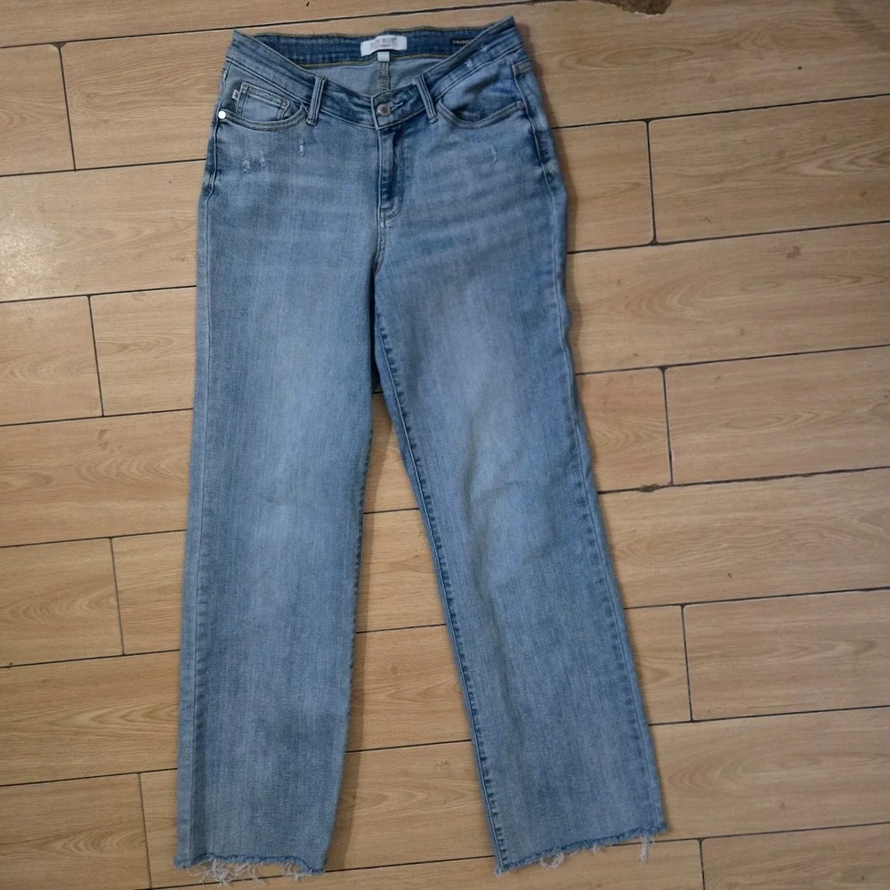 Judy Blue Los Angeles Straight Fit Raw Hem Distressed Jeans 9/29 JB82483LT-CO